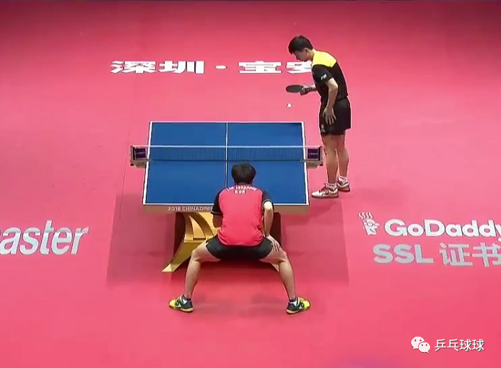 发奔球偷袭